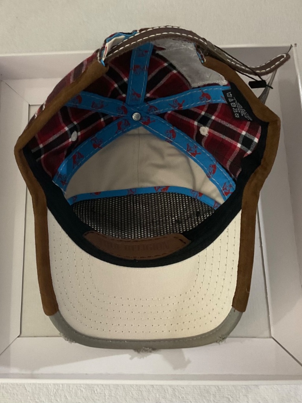 True religion Distressed Cap. - Picture 4 of 9